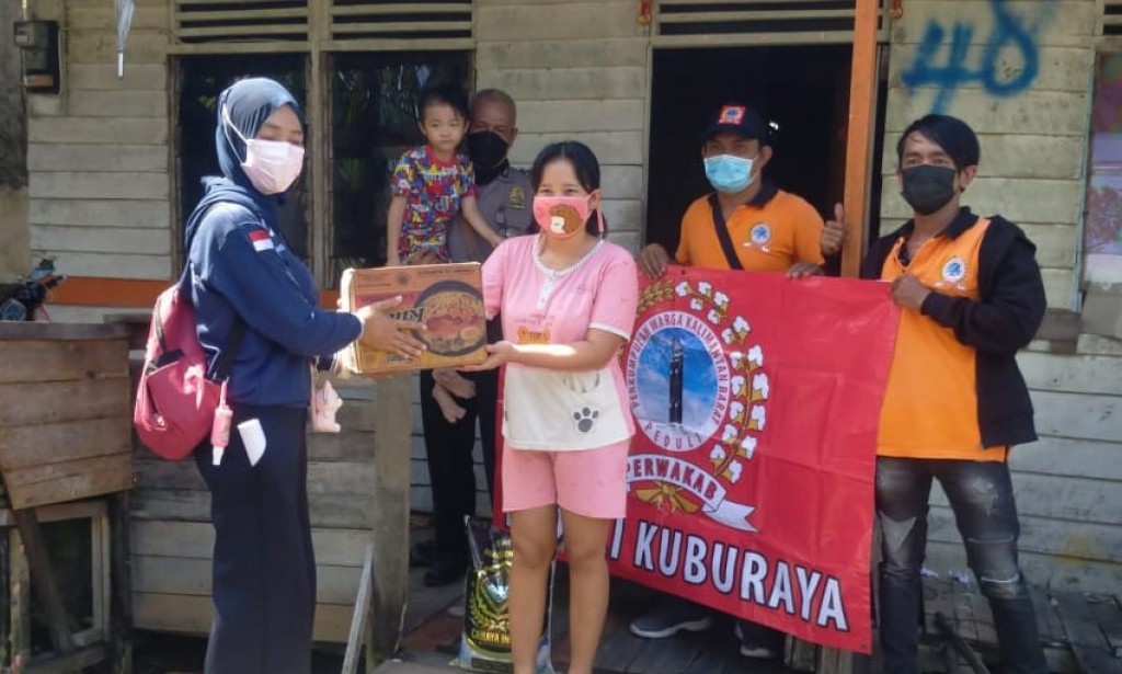 Bhabinkamtibmas Polsek Sungai Raya bersama Tim Traser dampingi Relawan Perwakab Peduli dalam Giat Baksos