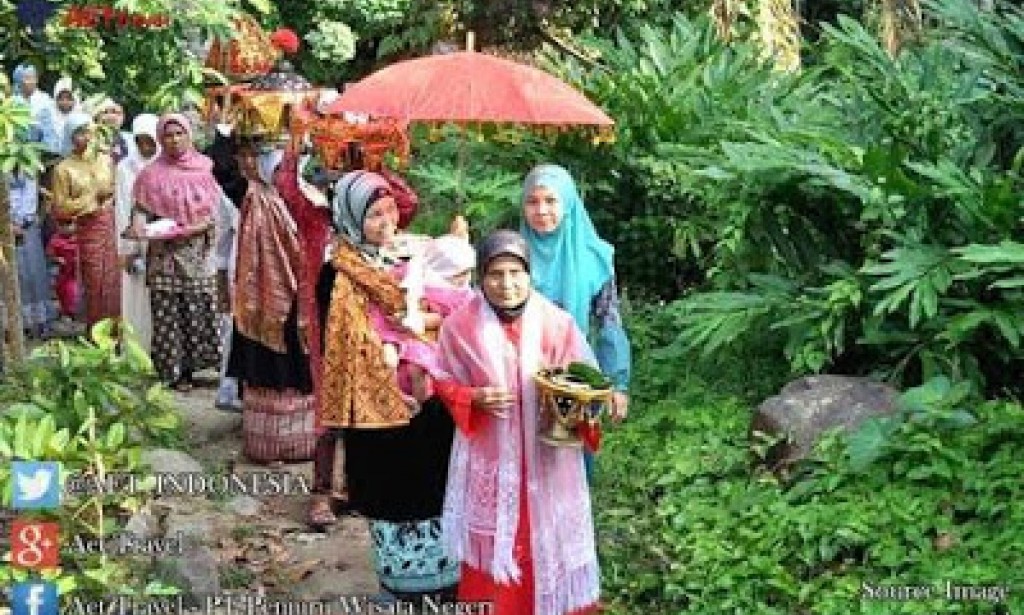Upacara Adat Turun Mandi di Minangkabau