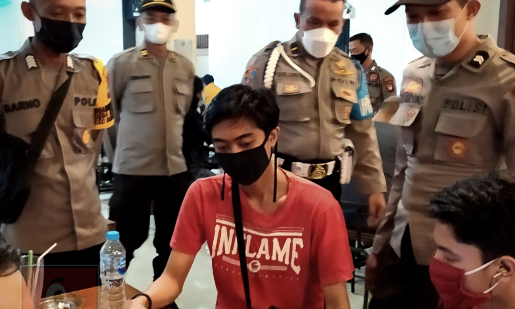 Sambangi Warkop Serta Cafe Personil Polsek Sungai Raya Himbau Owner Serta pengunjung Warkop buat disiplin Patuhi Prokes.