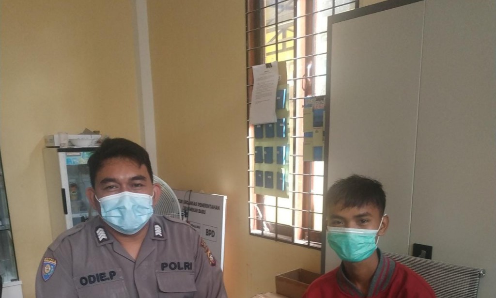 ​SANG BRIPKA SAMBANGI PEMUDA PASANG PESAN BERANTAI.