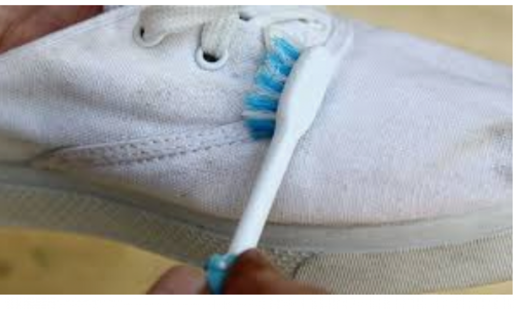 Cara mencuci sepatu putih