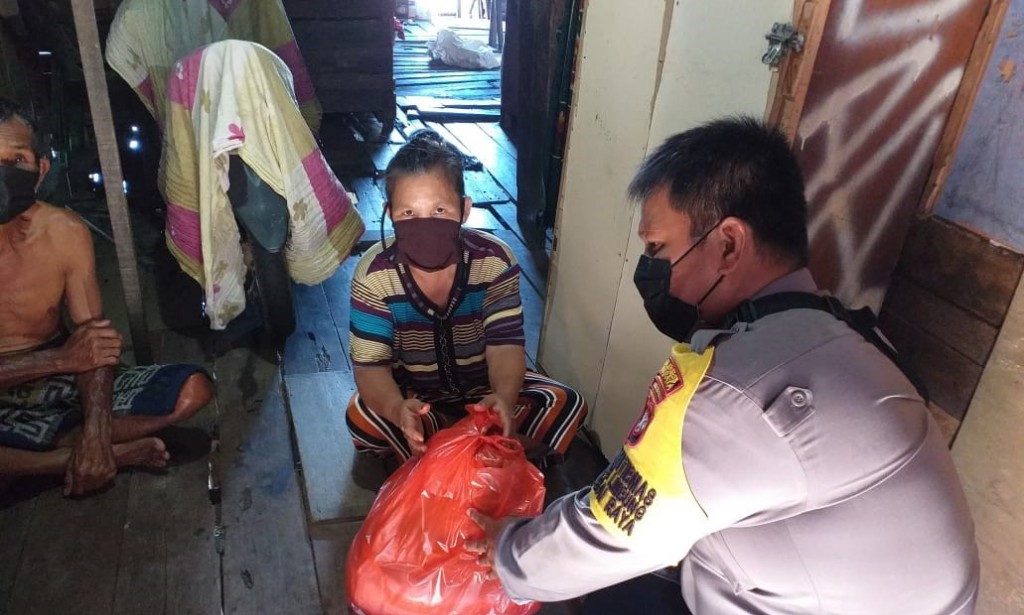 Dukung kegiatan amal MPS(masyarakat peduli sesama), Bhabinkamtibmas Arang Limbung : Sampaikan kepada masyarakat yang layak menerimanya