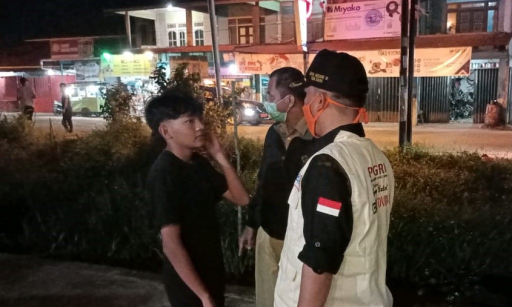 Upaya Pencegahan Penyebaran Covid -19, Polsek Sungai Raya Bersama Dinas Perhubungan KKR dan Batalyon Guru lakukan patroli gabungan.