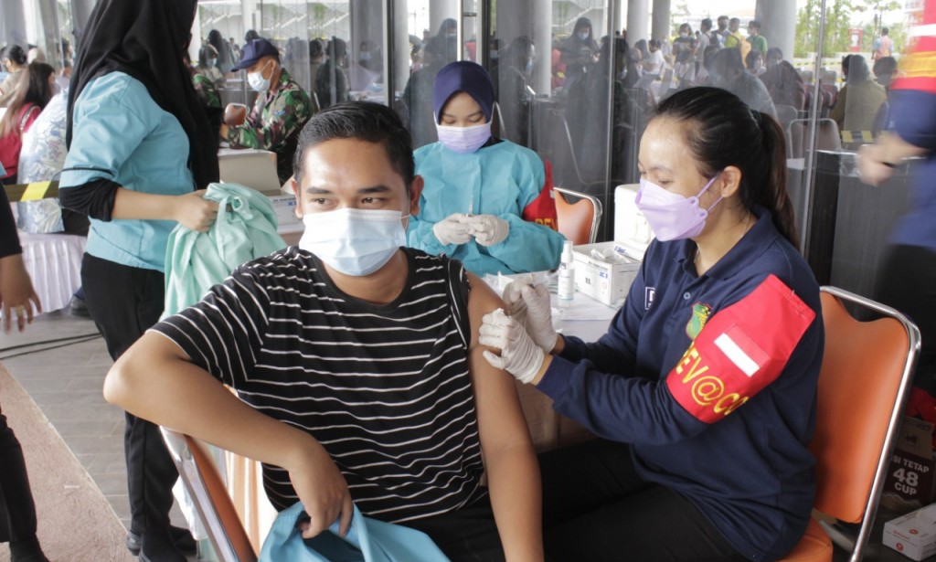 "SERBUAN VAKSINASI" tema Vaksinasi massal Covid 19 bertempat di Gaia Bumi Raya City Mall