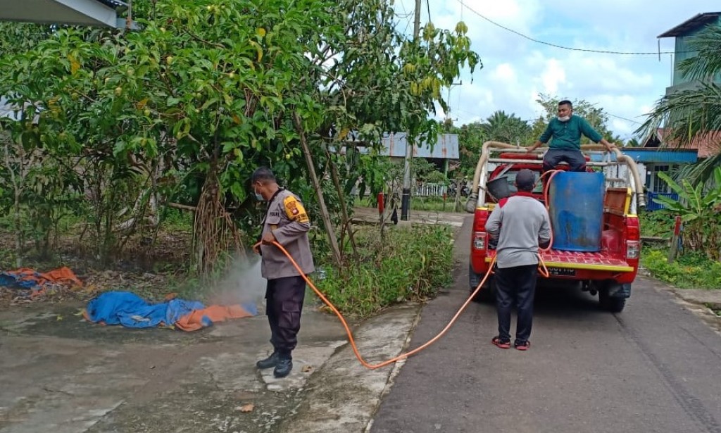 Penyemprotan Disinfektan Desa Sungai Ambangah, SONNY Bhabinkamtibmas Sungai Ambangah : tekan penyebaran covid 19 dengan penyemprotan disinfektan