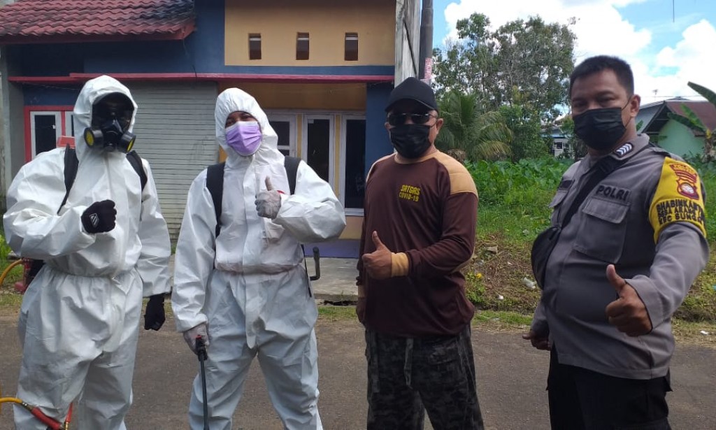 Penyemprotan Disinfektan Komplek Grya Lestari Parit Bugis, UDA Bhabinkamtibmas Desa Arang Kimbung : Persempit penyebaran covid 19 dengan penyemprotan disinfektan dirumah warga.