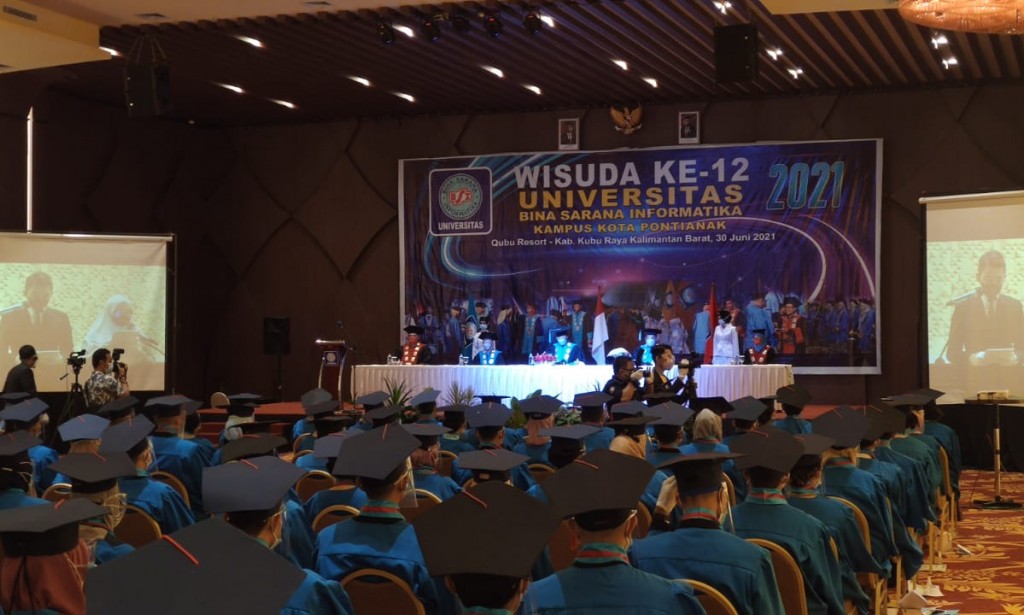 LAKSANAKAN WISUDA KE 12 UNIVERSITAS BINA SARANA PONTIANAK BERNUANSA PROTOKOLKESEHATAN