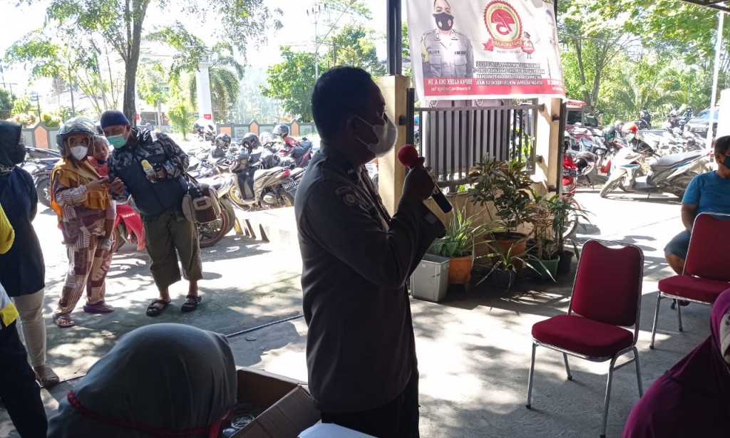330 ORANG LAKUKAN VAKSINASI DIKANTOR DESA SUNGAI RAYA, AIPDA KADEK OKA: TETAP PATUHI PROTOKOL KESEHATAN