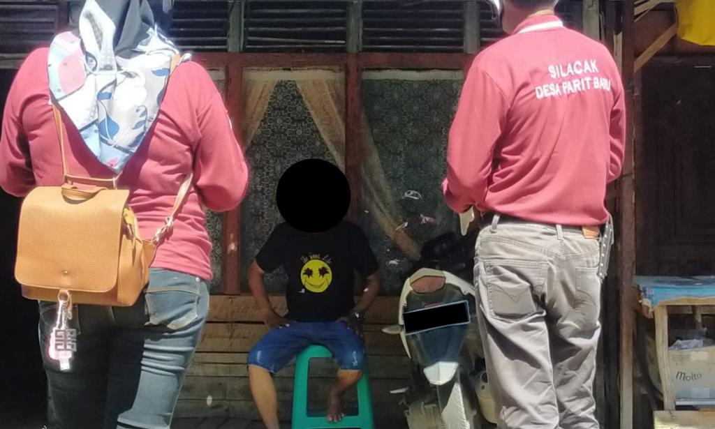 BHABINKAMTIBMAS DESA PARIT BARU LAKUKAN PENDAMPINGAN TRACING SATGAS COVID 19