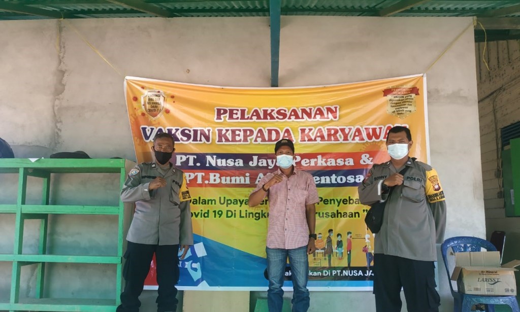 BHABINKAMTIBMAS SUNGAI AMBANGAH LAKUKAN PENDAMPINGAN VAKSINASI KARYAWAN PT.NUSA JAYA PERKASA DAN PT.BUMI ALAM SENTOSA