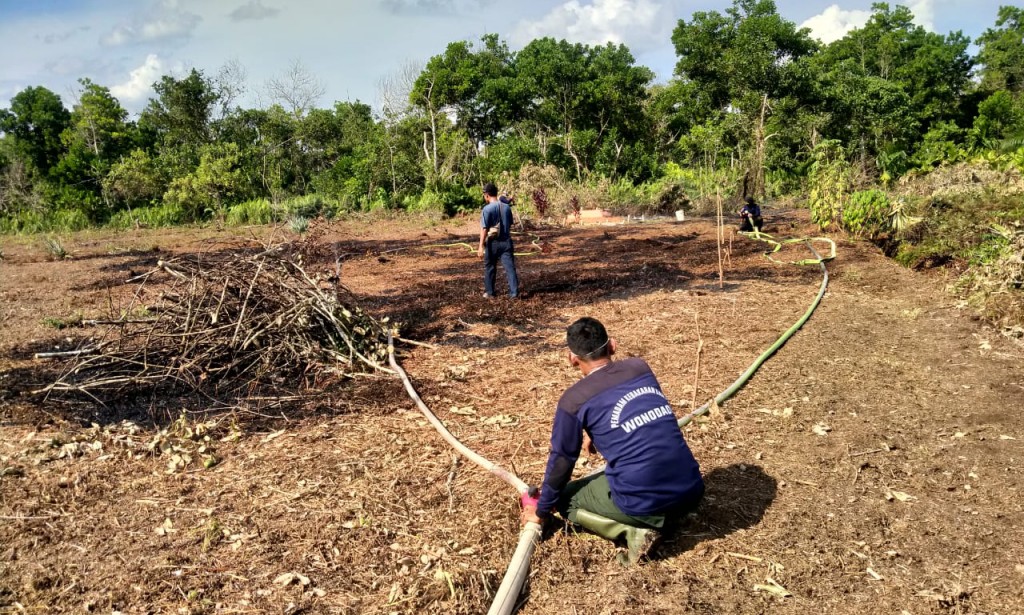 REAKSI CEPAT BHABINKAMTIBMAS DAN MPA DALAM MEMADAMKAN API KARHUTLA, UDA YUFIANDI : MERUSAK ALAM SAMA DENGAN MERUSAK DIRISENDIRI