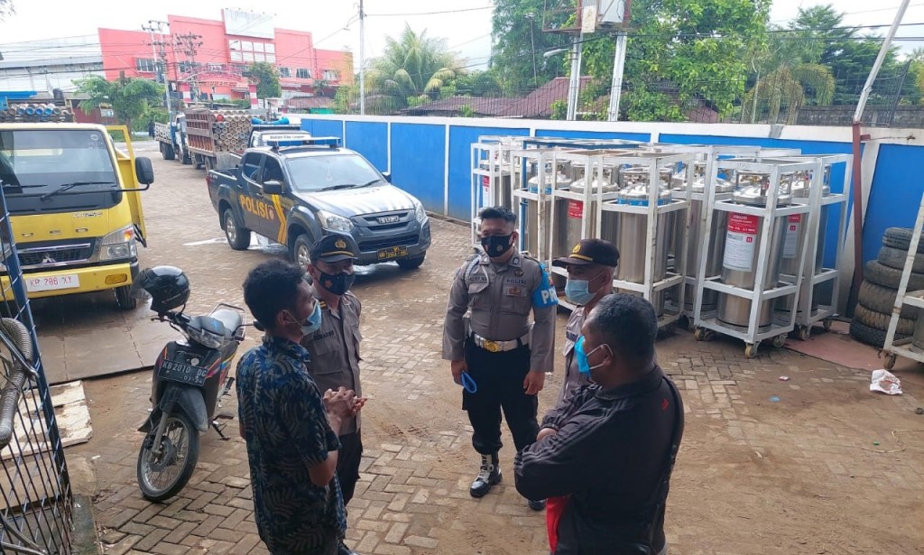 POLSEK SUNGAI RAYA LAKUKAN PENGECEKAN KETERSEDIAAN OKSIGEN DAN KETERSEDIAAN BAHAN BAKU DI PUSAT PERBELANJAAN