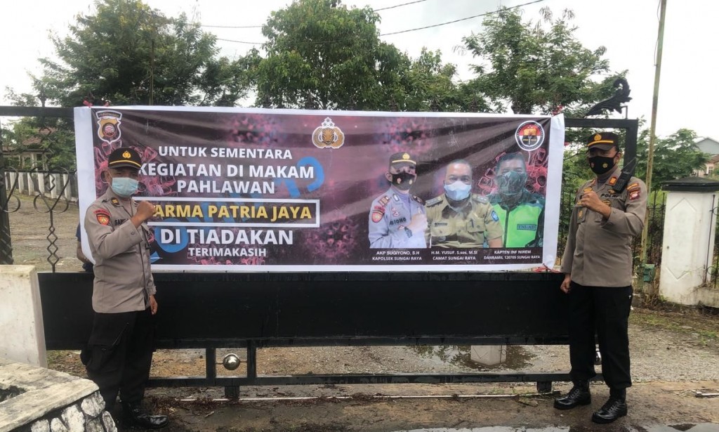 PEMASANGAN BENER LARANGANG KEGIATAN DI MAKAM PAHLAWAN SELAMA PPKM ZONA ORANGE OLEH KAPOLSEK SUNGAI RAYA