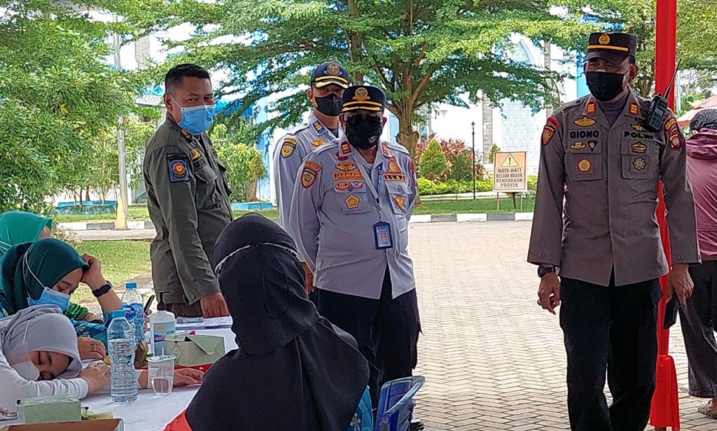 KAPOLSEK SUNGAI RAYA KONTROL KANTOR BUPATI KUBU RAYA MASIH TERUS LAKSANAKAN VAKSINASI KEPADA WARGA
