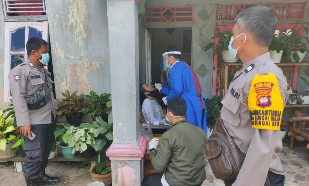 Satgas Covid 19 lakukan sweb Antigen di Gg. Burhan Arang Limbung
