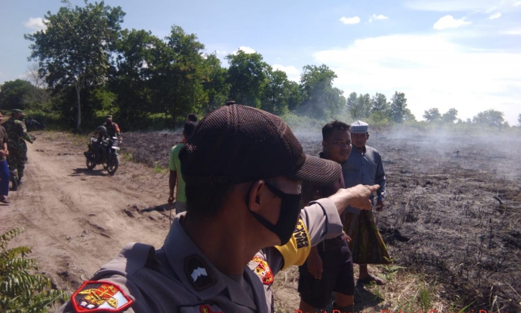 Bhabinkamtibmas bersama MPA Padamkan Titik Api seluas 0,5 Ha