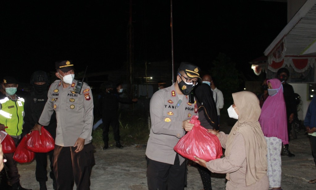 Kapolsek Sungai Raya dampingi Kapolres Kubu Raya salurkan bantuan sosial langsung ke masyarakat yang terdampak wabah covid-19