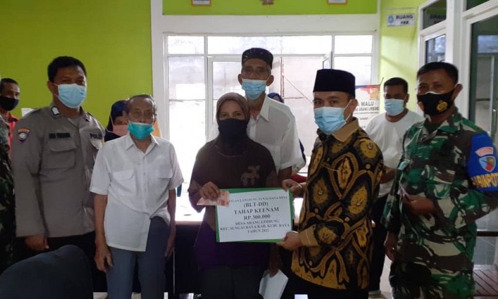 Bhabinkamtibmas Amankan Penyerahan BLT DD tahap 6 di Kantor Desa Arang Limbung