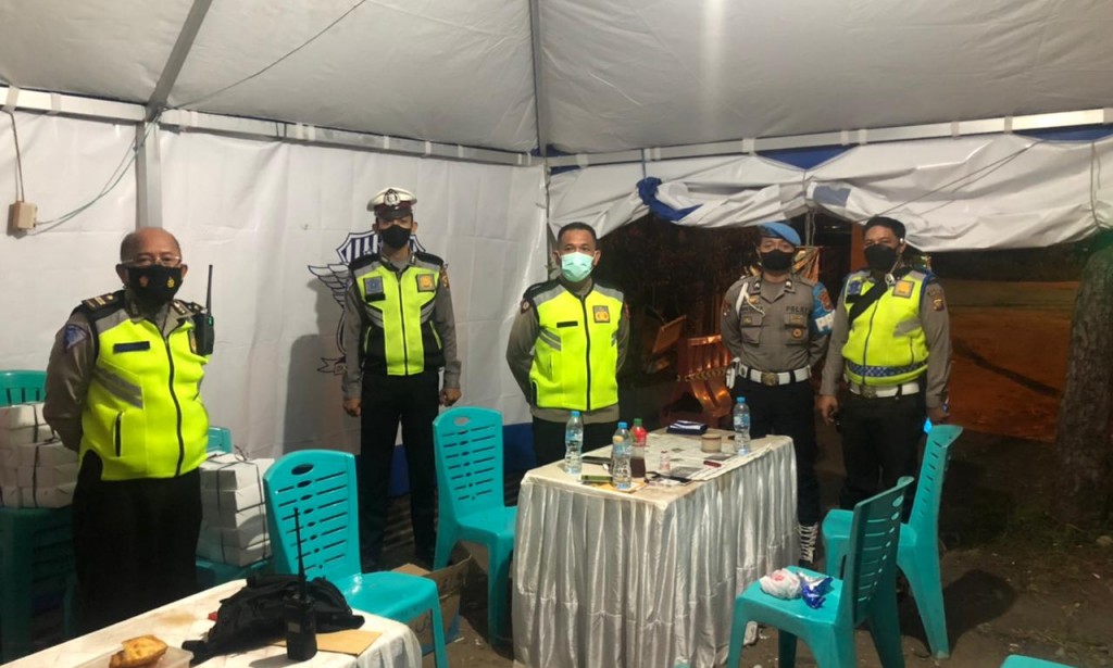 Kesiap Siagaan Personil Polsek Sungai Raya Polres Kubu Raya di Pos Penyekatan Bundaran Trans Mart