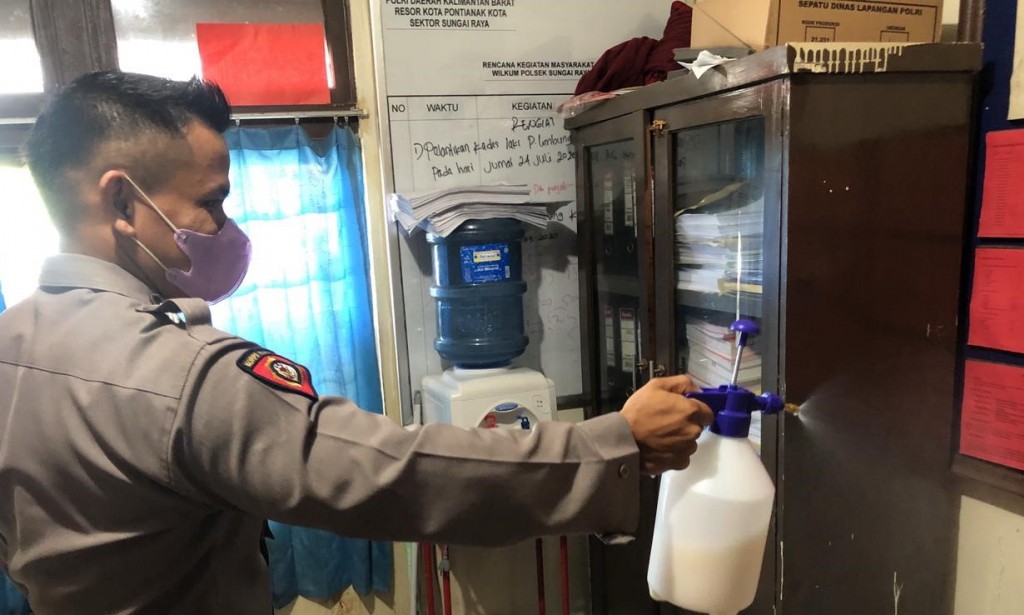 Lakukan Penyemprotan Disinfektan untuk Memutus Penyebaran Virus Covid 19 Polsek Sungai Raya.