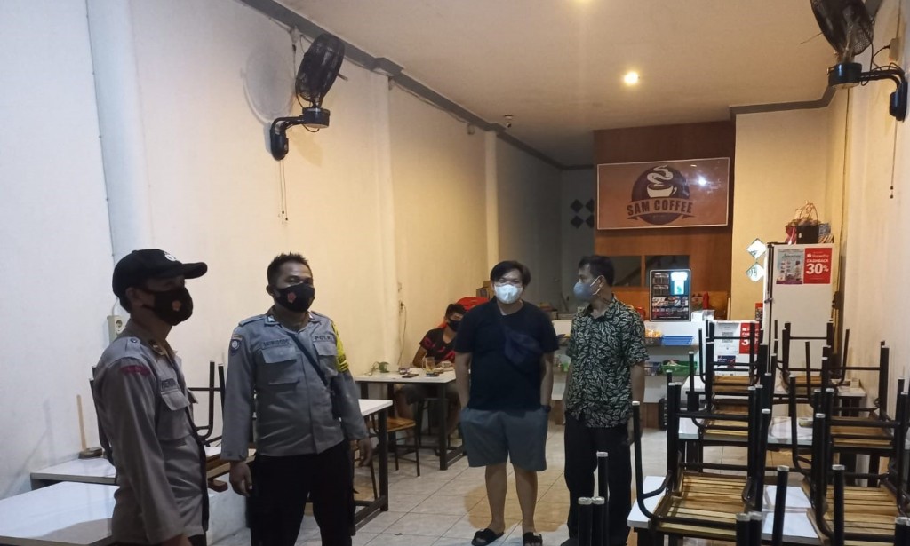 Polsek Sungai Raya tingkatkan Patroli Malam untuk mestikan penerapan ppkm di cafe dan pertokoan