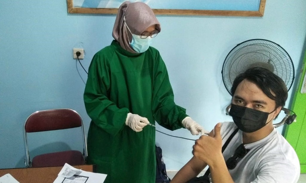 Bhabinkamtibmas Desa Sungai Raya Dalam amankan Vaksinasi Tahap II di Kantor Desa Sungai Raya Dalam