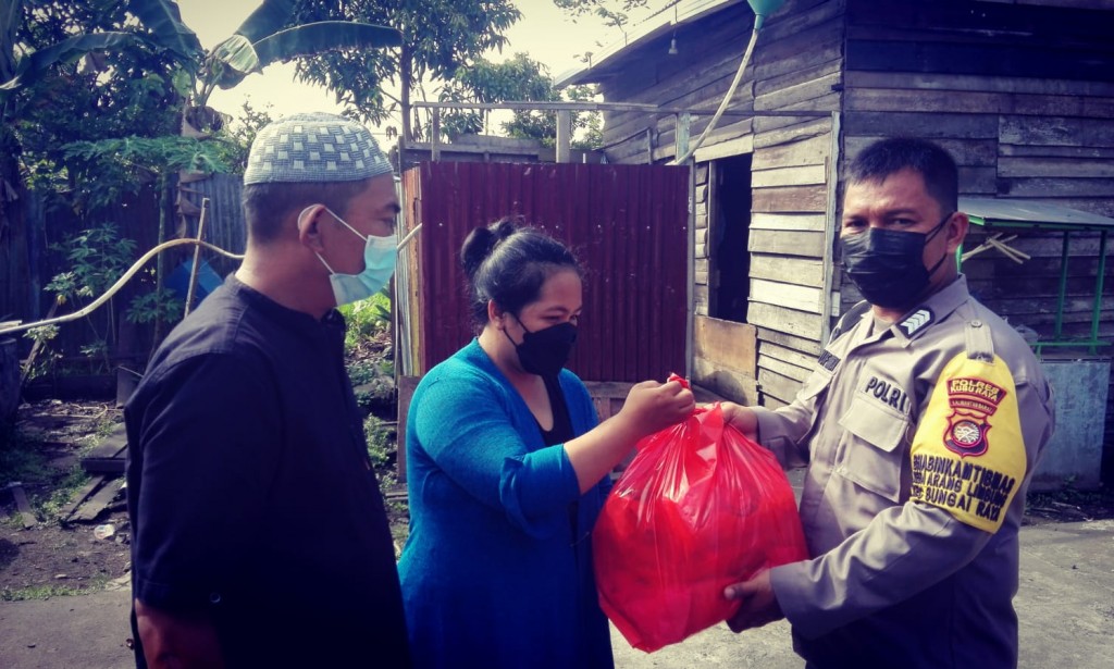 Bhabinkamtibmas bersama MPS bagikan sembako untuk Masyarakat terdapak covid 19