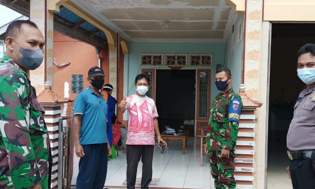 Bhabinkamtibmas Polsek Sungai Raya dan Babinsa dampingi Puskesmas Sungai Durian dalam Kegiatan Tracing