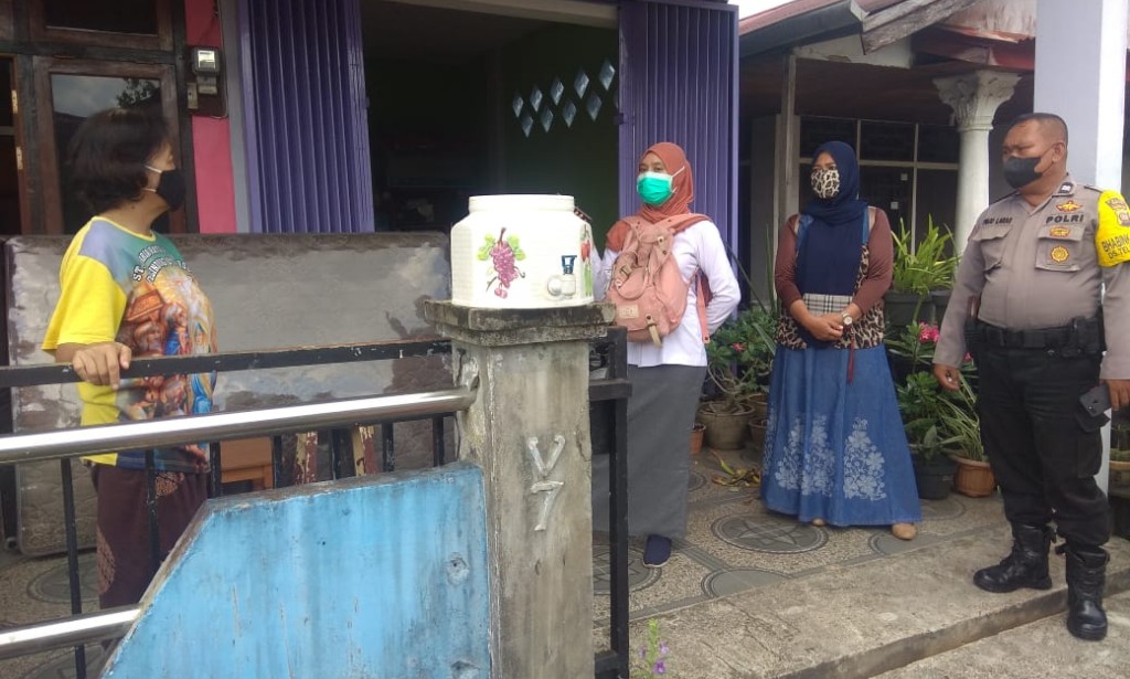 Optimalkan Tracing, Bhabinkamtibmas Desa Teluk Kapuas kawal Tim Traser lakukan tracing Covid 19 di BTN Teluk Mulus