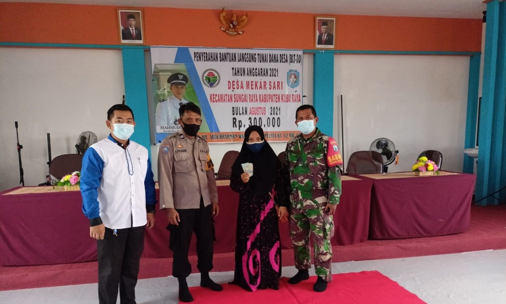 Pelaksanaan Pembagian BLT-DD tahap 8 Kantor Desa Mekar Sari mendapat Pendampingan Bhabinkamtibmas Polsek Sungai Raya