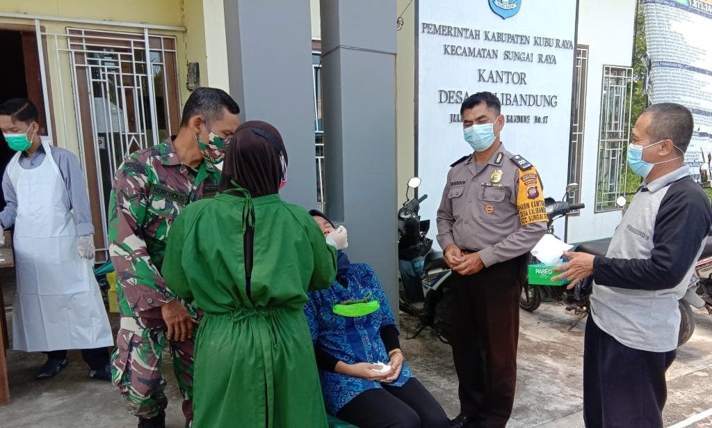 Babinkamtibmas amankan kegiatan Swab Antigen Massal di Kantor Desa Kali Bandung