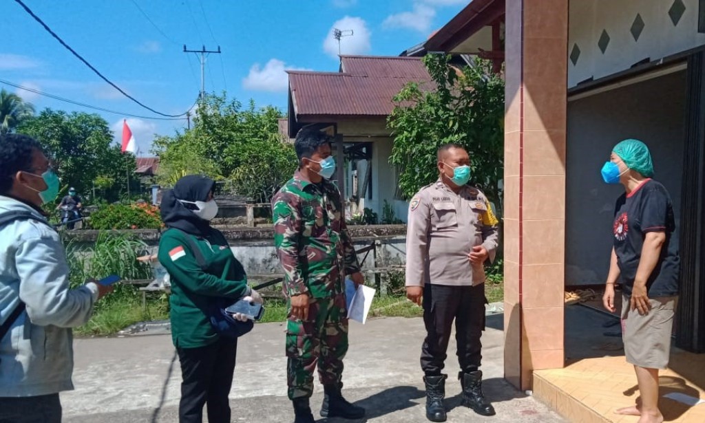 Bhabinkamtibmas Desa Teluk Kapuas Kawal Tim Traser lakukan kegiatan Tracing Covid 19
