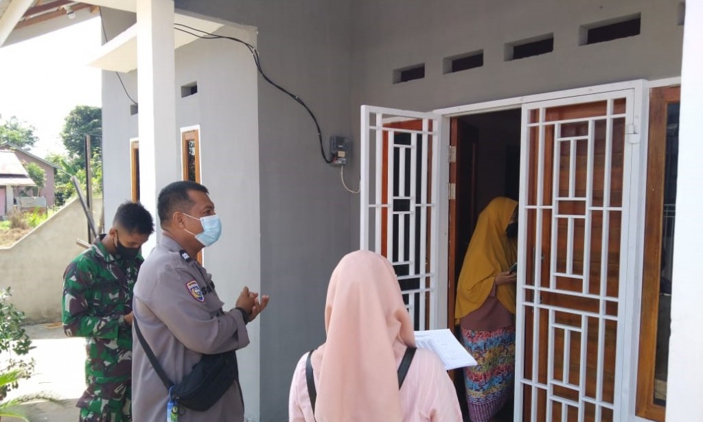 Bhabinkamtibmas Desa Kapur Kawal Tim Traser lakukan kegiatan Tracing Covid 19