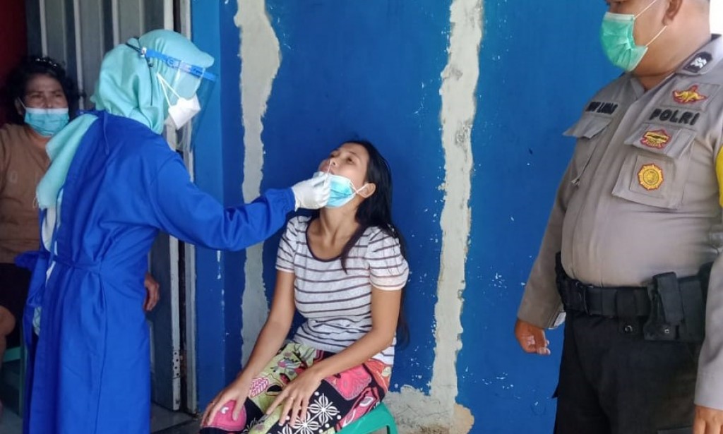 Bhabinkamtibmas Aiptu Pujo Laras Dampingi Tim Tracer Desa Teluk Kapuas