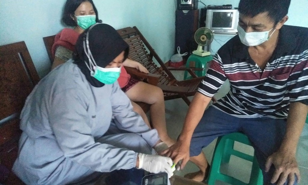 Sambangi Waga, Bhabinkamtibmas Polsek Sungai Raya lakukan Tracing Bersama Tim Traser Puskesmas Korpri
