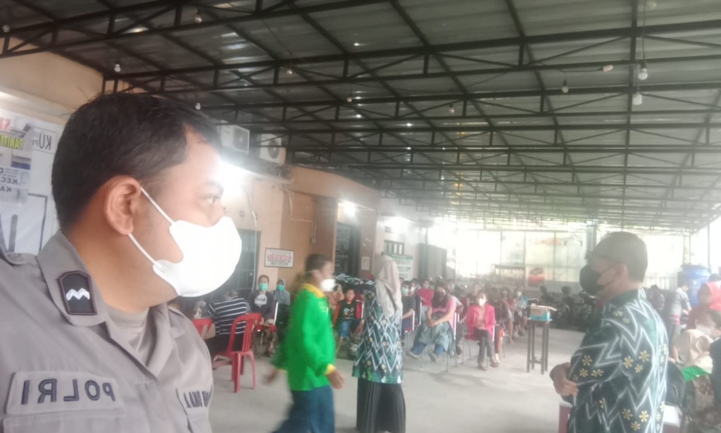 Bhabinkamtibmas Amankan Kegiatan Vaksin Tahap II Di Kantor Desa Sungai Ray