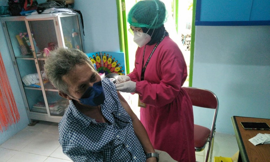 Kantor Desa Sungai Raya Dalam kembali mengadakan Vaksinasi Tahap II Usia 18+ dan 59 Tahun, Bhabinkamtibmas Lakukan Pengaman