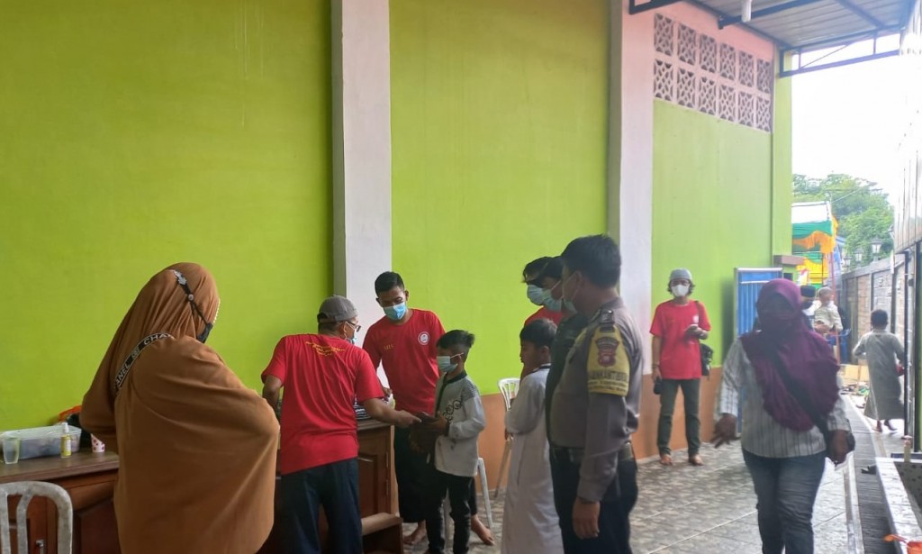 Kepedulian Dengan Kesehatan Masyarakat, Bhabinkamtibmas Desa Limbung Hadiri Kegitan Sunatan Massal