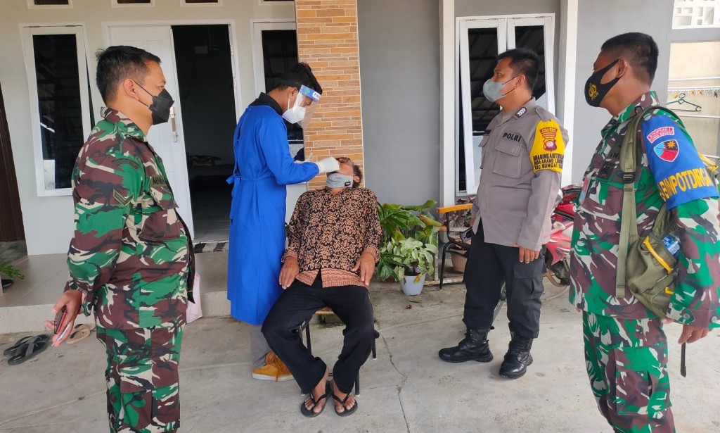 Tim Tracer (Bhabinkamtibmas, Babinpotdirga, Puskesmas dan Kadus Tanjung Puri) lakukan Tracing dan Swab Antigen.