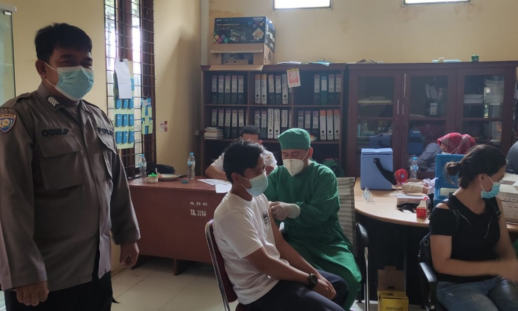 Babinkamtibmas Polres Sungai Raya Laksanakan Pam Kegiatan Vaksin Tahap 2