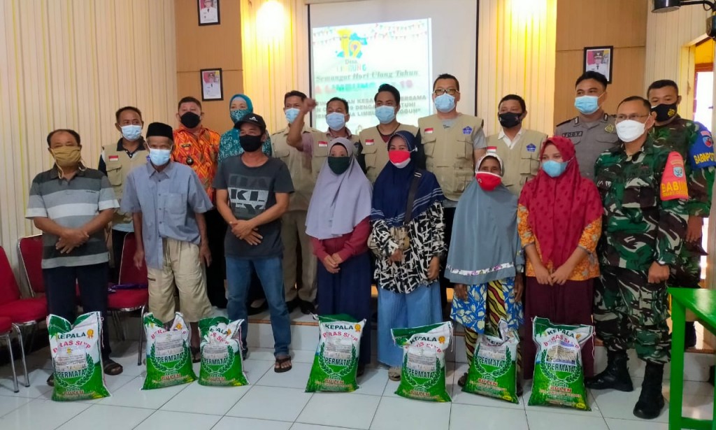 Bhabinkamtibmas amankan kegiatan Baksos Hut ke-19 Desa Limbung.