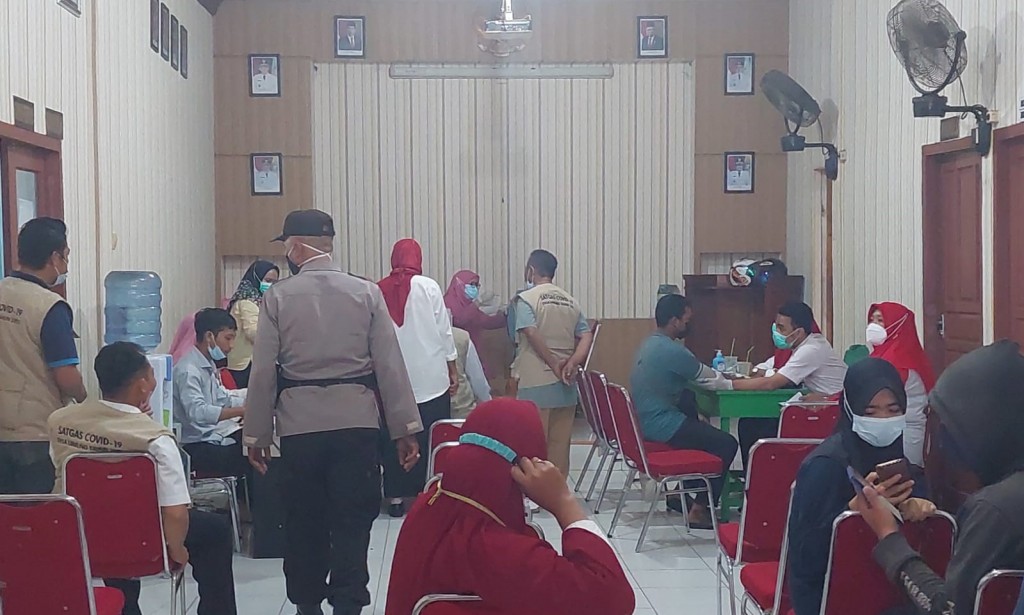Polsek Sungai Raya Pantau kegiatan Kantor Desa Limbung open Gerai Vaksin Tahap II