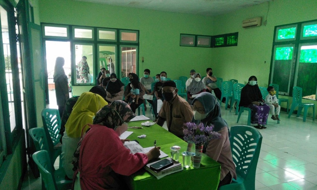 Bhabinkamtibmas Polsek Sungai Raya Laksanakan pendampingan dan pengamanan tes swab