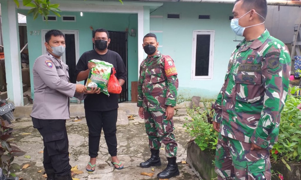 Warga Isolasi Mandiri mendapat Bantuan Sembako dari Polsek Sungai Raya