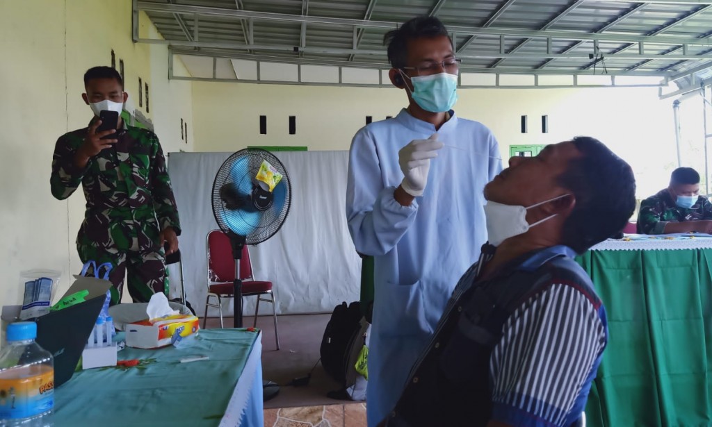 Antisipasi Penyebaran Covid 19, Bhabinkamtibmas Polsek Sungai Raya amankan kegiatan Swab Antigen