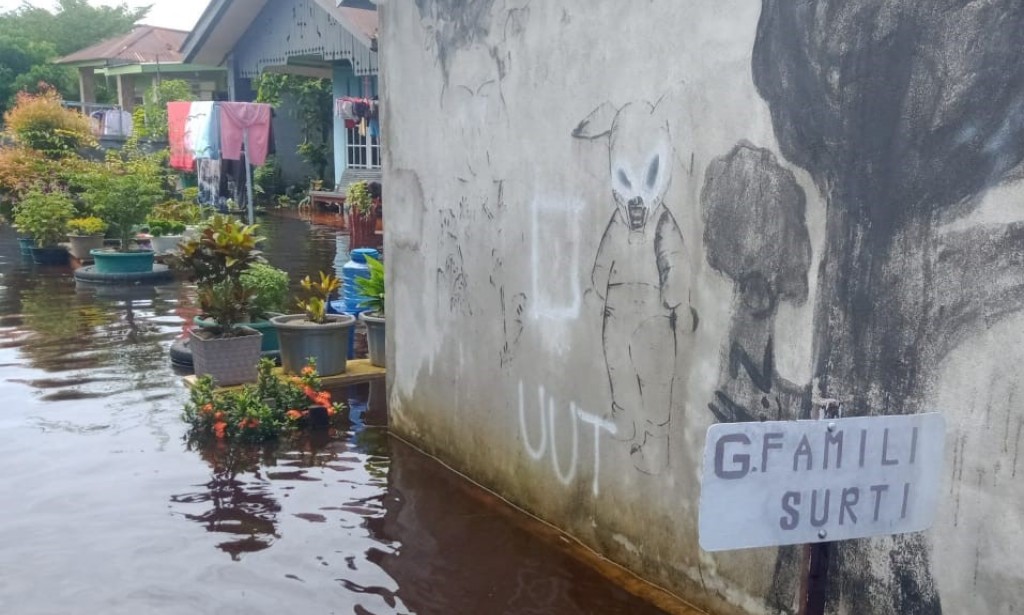 Bhabinkamtibmas Polsek Sungai Raya Pantau Debit Air di Pemukiman Warga.