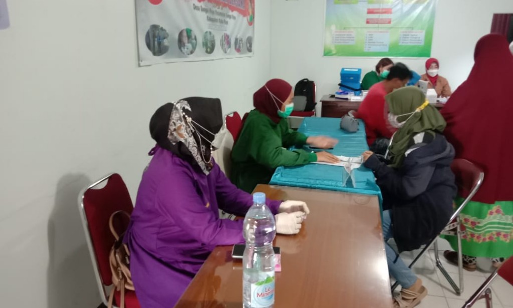 Bhabinkantibmas Desa Sungai Raya amankan dan pemantau vaksinasi Covid-19 Tahap II di Kantor Desa Sungai Raya.