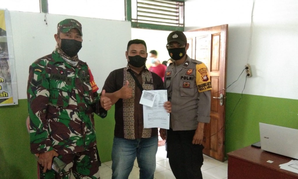 Bhabinkamtibmas Polsek Sungai Raya Lakukan Pengamanan Kunjungan Bupati Kubu Raya Tinjau Dalam Rangka Kegiatan Vaksinasi Covid-19