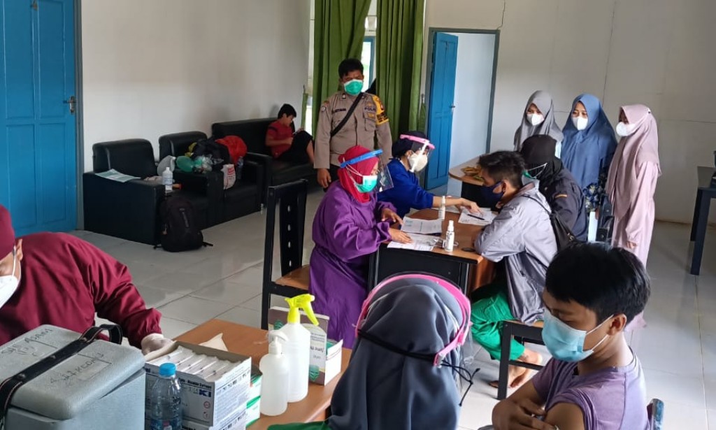 Warga Desa Muara Baru, Kec. Sungai Raya, Kab. Kubu Raya Antusias Mengikuti Vaksinasi Tahap Pertama di PT. GAN.