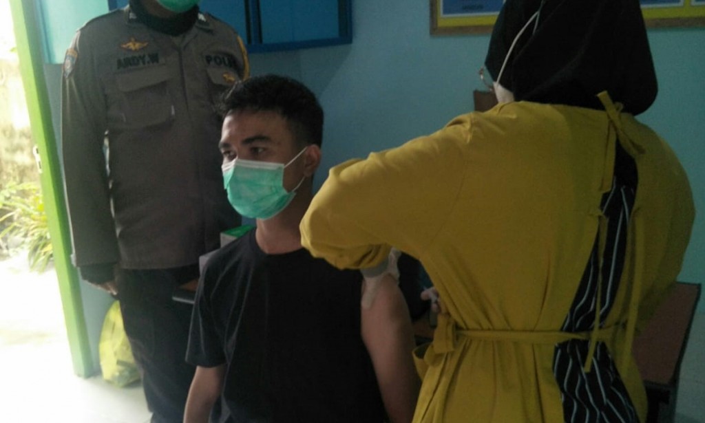 Warga Desa Sungai Raya Dalam, Kec. Sungai Raya, Kab. Kubu Raya Mengikuti Vaksinasi Tahap Pertama Kantor Desa Sungai Raya.